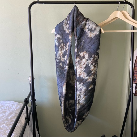 PLUSH CIRCLE SCARF - Picture 1 of 6